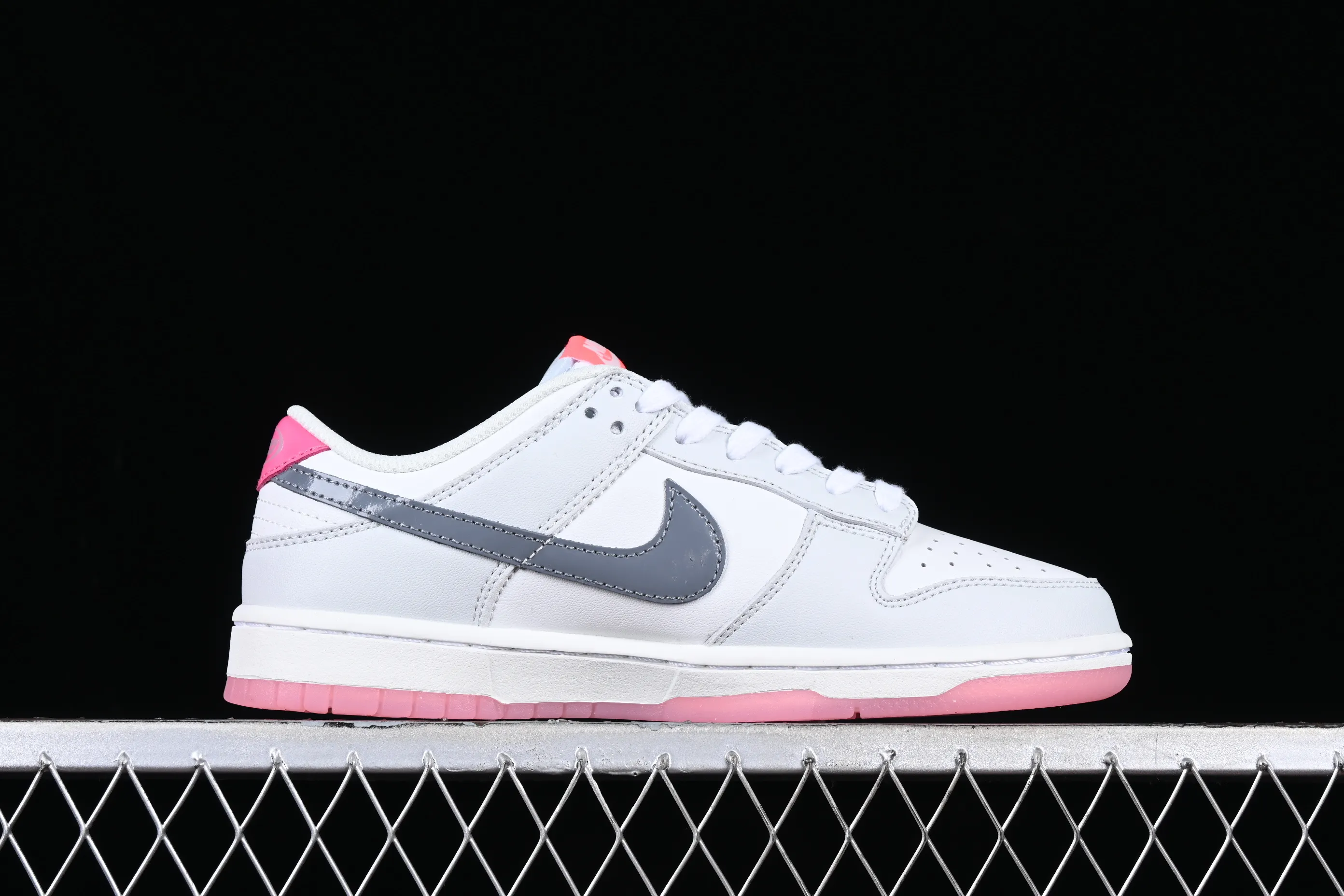 All categories Nk SB Dunk series Nk SB Dunk Low low-top sneakers F version Nk SB Dunk Low "520" Valentine's Day limited SB low-top sports and leisure sneakers FN3451-161